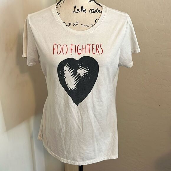 Foo Fighters Band Music White Heart Graphic Shirt - Picture 1 of 10